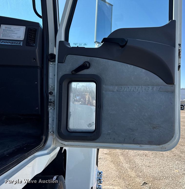 image for item EG5672 2016 Mack CHU semi truck