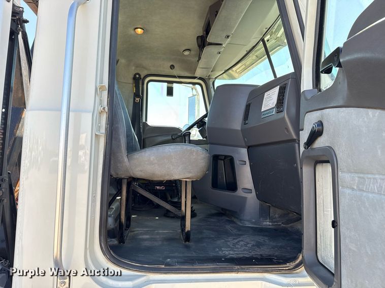 image for item EG5672 2016 Mack CHU semi truck