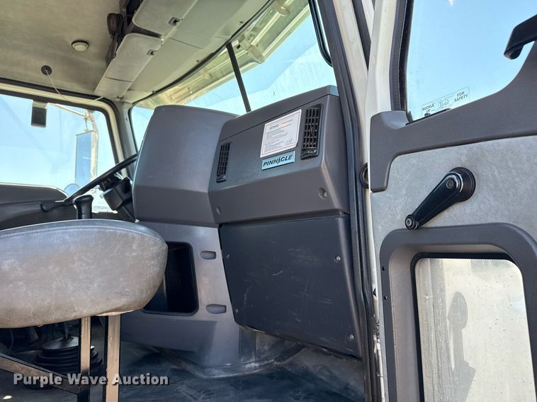 image for item EG5672 2016 Mack CHU semi truck