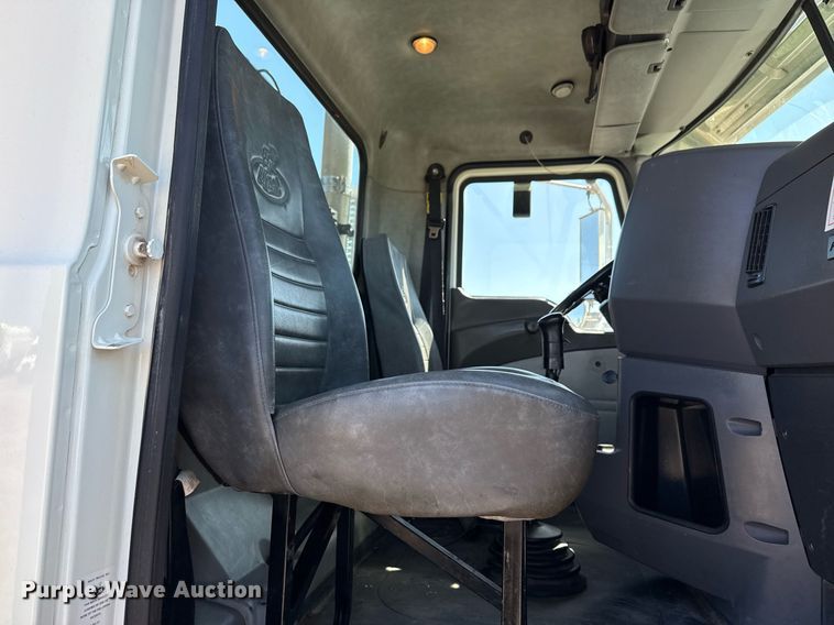 image for item EG5672 2016 Mack CHU semi truck