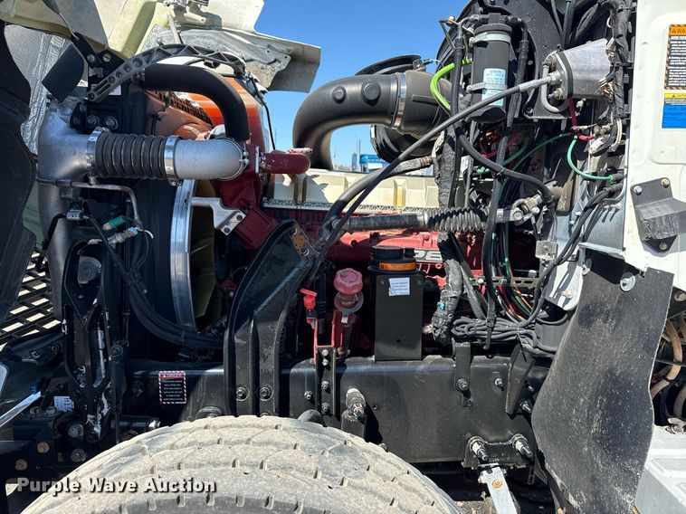 image for item EG5672 2016 Mack CHU semi truck