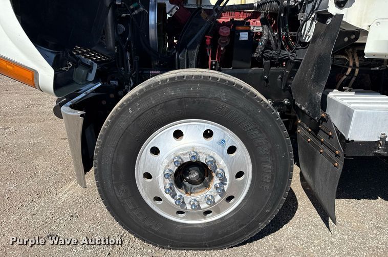 image for item EG5672 2016 Mack CHU semi truck