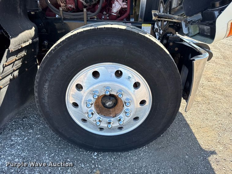 image for item EG5672 2016 Mack CHU semi truck