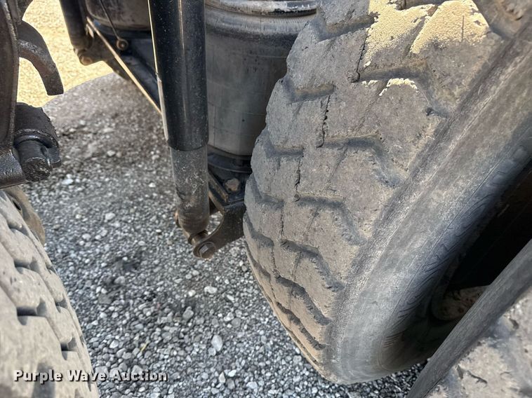 image for item EG5672 2016 Mack CHU semi truck