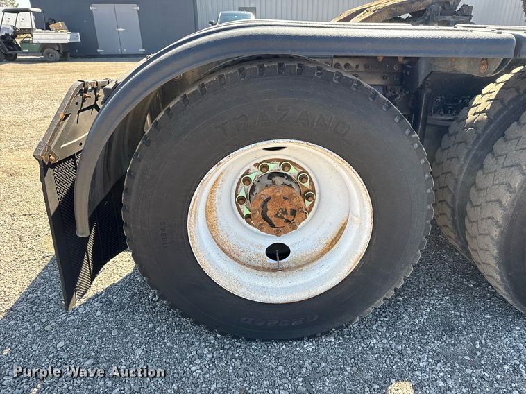 image for item EG5672 2016 Mack CHU semi truck