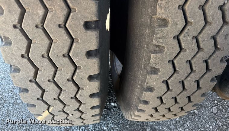 image for item EG5672 2016 Mack CHU semi truck