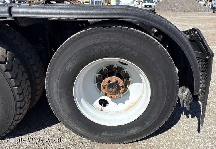 image for item EG5672 2016 Mack CHU semi truck