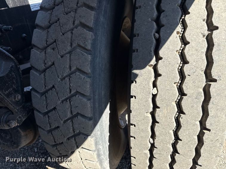 image for item EG5672 2016 Mack CHU semi truck