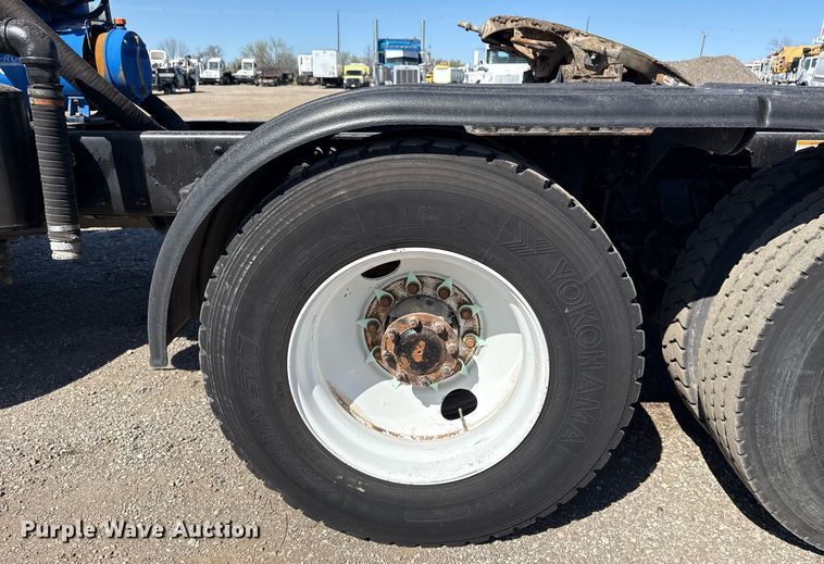 image for item EG5672 2016 Mack CHU semi truck