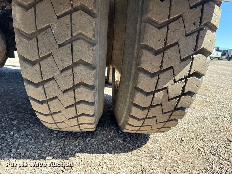 image for item EG5672 2016 Mack CHU semi truck