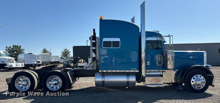 image for item EG5673 2007 Peterbilt 379 semi truck