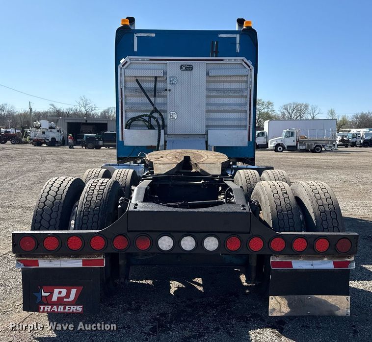 image for item EG5673 2007 Peterbilt 379 semi truck