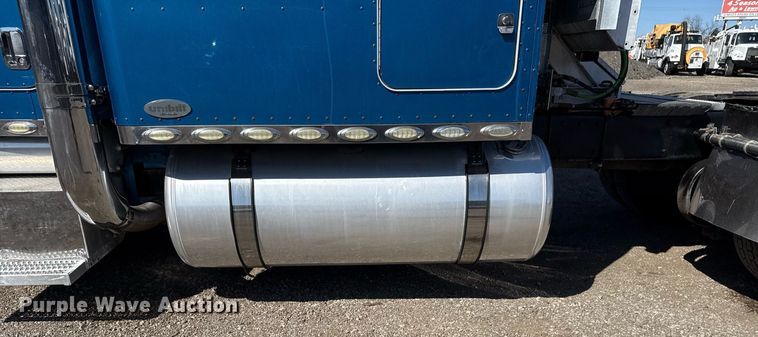 image for item EG5673 2007 Peterbilt 379 semi truck