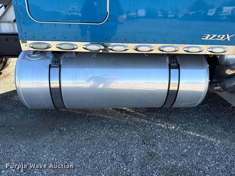 image for item EG5673 2007 Peterbilt 379 semi truck