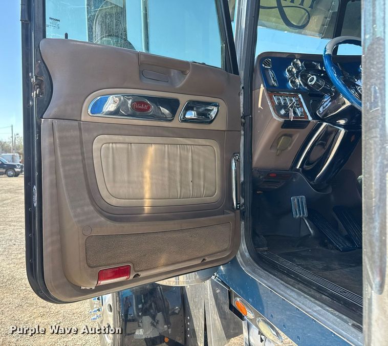 image for item EG5673 2007 Peterbilt 379 semi truck