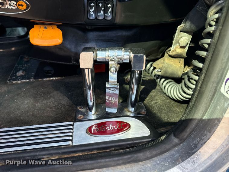 image for item EG5673 2007 Peterbilt 379 semi truck