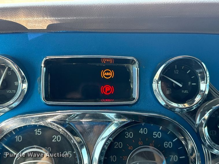 image for item EG5673 2007 Peterbilt 379 semi truck