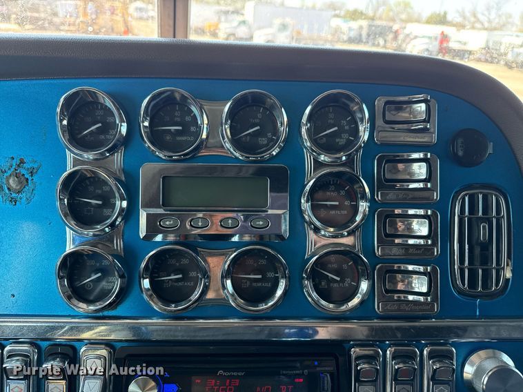 image for item EG5673 2007 Peterbilt 379 semi truck