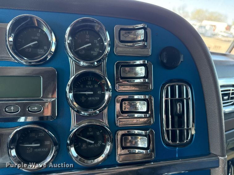 image for item EG5673 2007 Peterbilt 379 semi truck