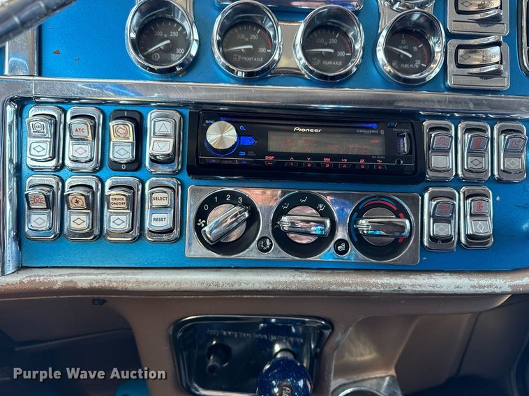 image for item EG5673 2007 Peterbilt 379 semi truck