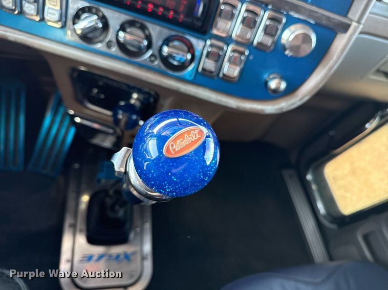 image for item EG5673 2007 Peterbilt 379 semi truck