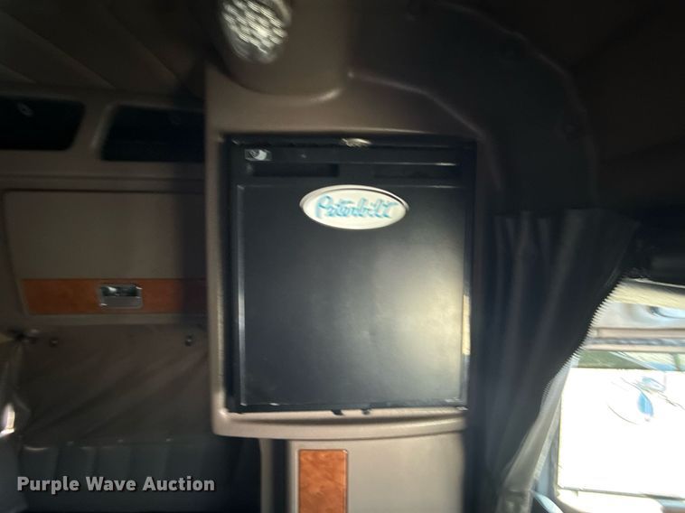 image for item EG5673 2007 Peterbilt 379 semi truck