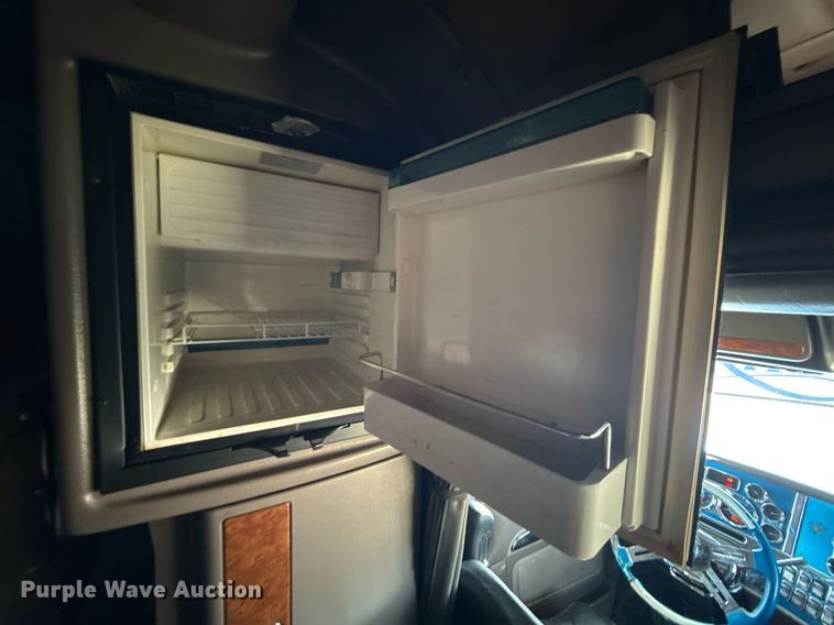 image for item EG5673 2007 Peterbilt 379 semi truck