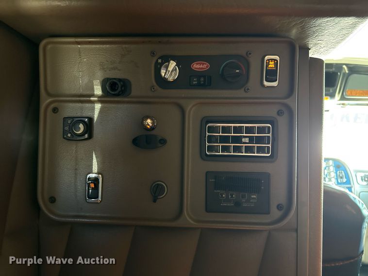 image for item EG5673 2007 Peterbilt 379 semi truck