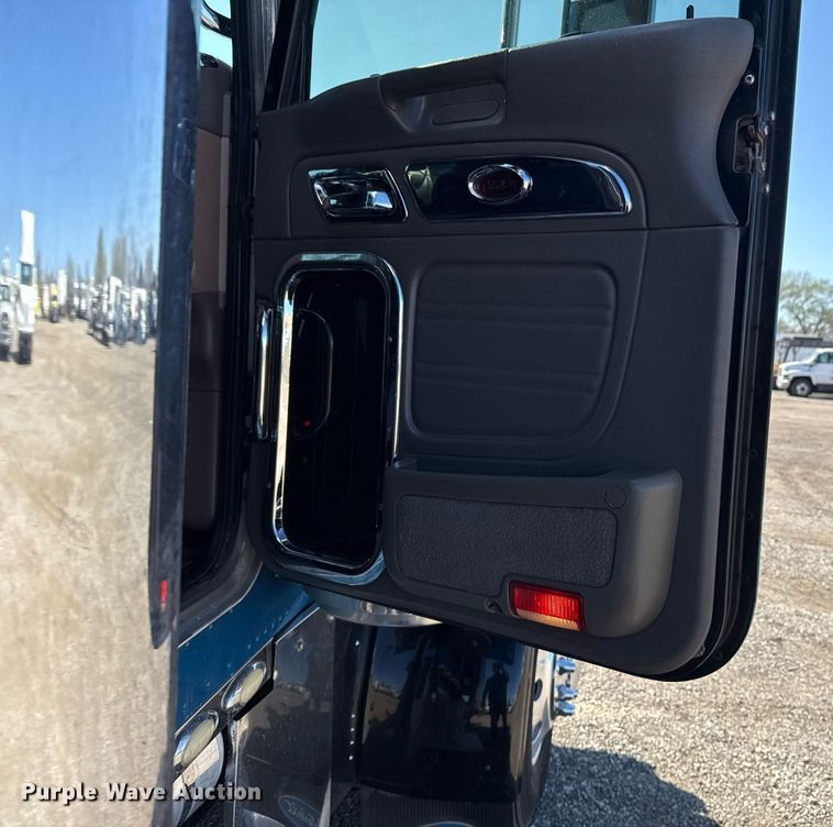 image for item EG5673 2007 Peterbilt 379 semi truck