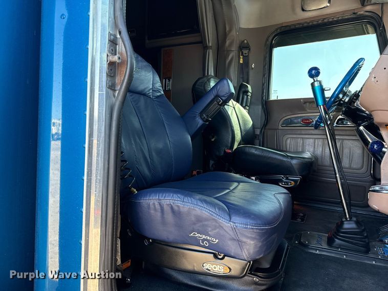 image for item EG5673 2007 Peterbilt 379 semi truck