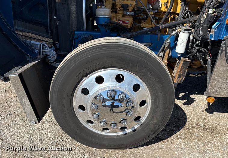 image for item EG5673 2007 Peterbilt 379 semi truck