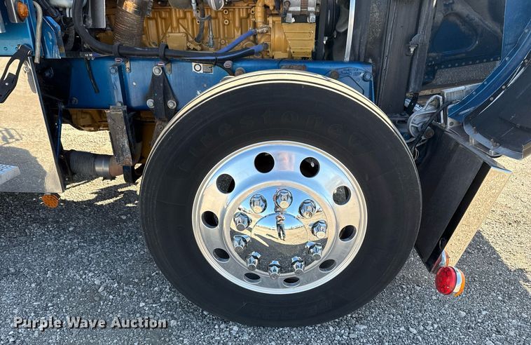 image for item EG5673 2007 Peterbilt 379 semi truck