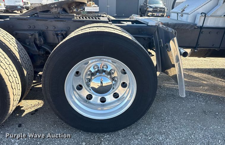 image for item EG5673 2007 Peterbilt 379 semi truck