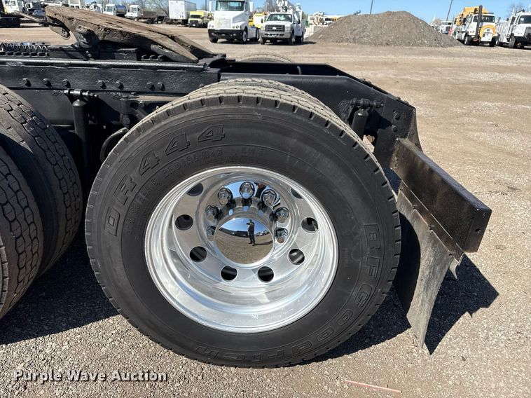 image for item EG5673 2007 Peterbilt 379 semi truck