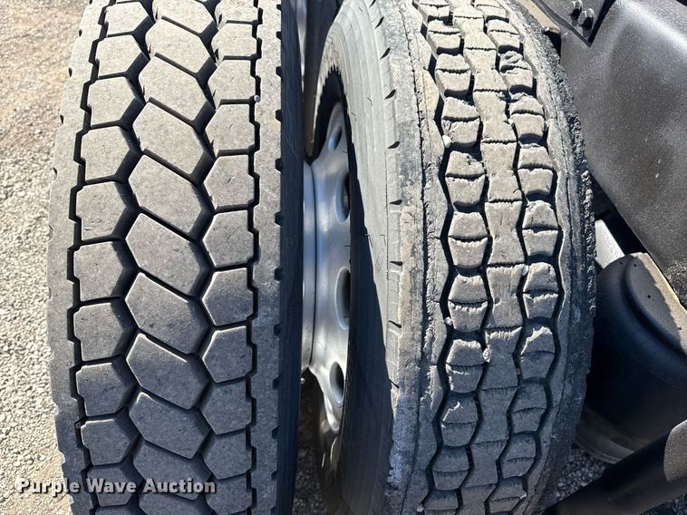 image for item EG5673 2007 Peterbilt 379 semi truck