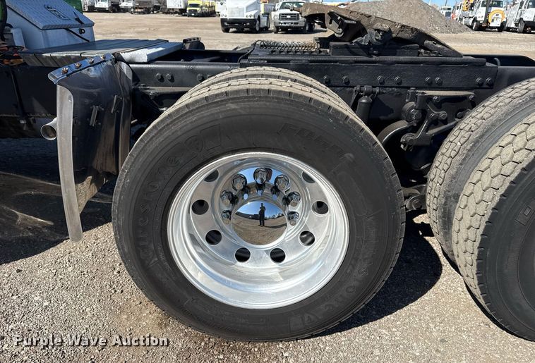 image for item EG5673 2007 Peterbilt 379 semi truck