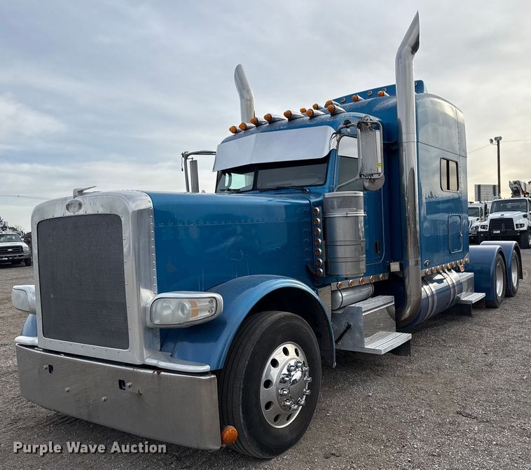 image for item EG5676 2011 Peterbilt 389 semi truck