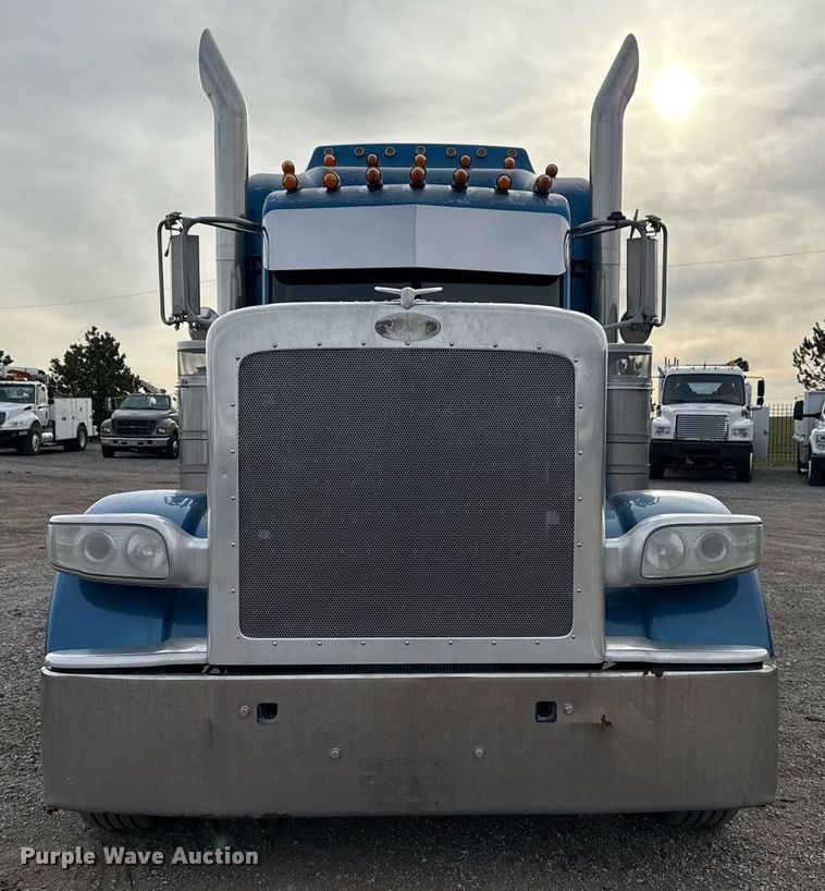 image for item EG5676 2011 Peterbilt 389 semi truck