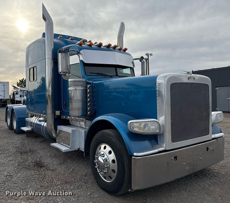 image for item EG5676 2011 Peterbilt 389 semi truck