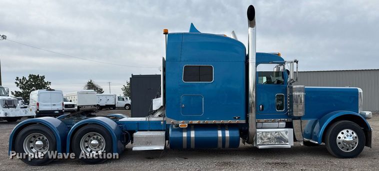 image for item EG5676 2011 Peterbilt 389 semi truck