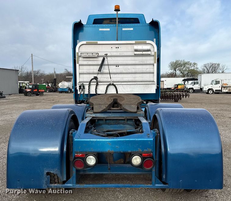 image for item EG5676 2011 Peterbilt 389 semi truck