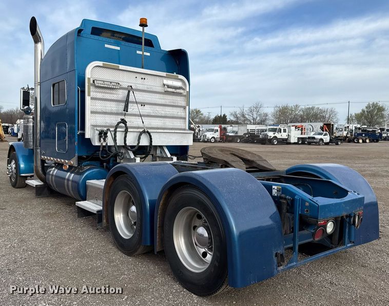 image for item EG5676 2011 Peterbilt 389 semi truck