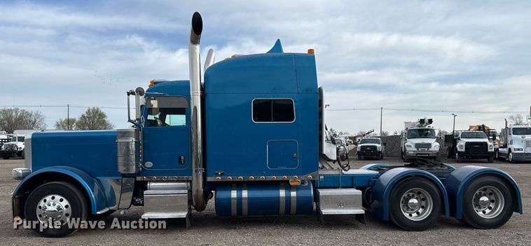 image for item EG5676 2011 Peterbilt 389 semi truck
