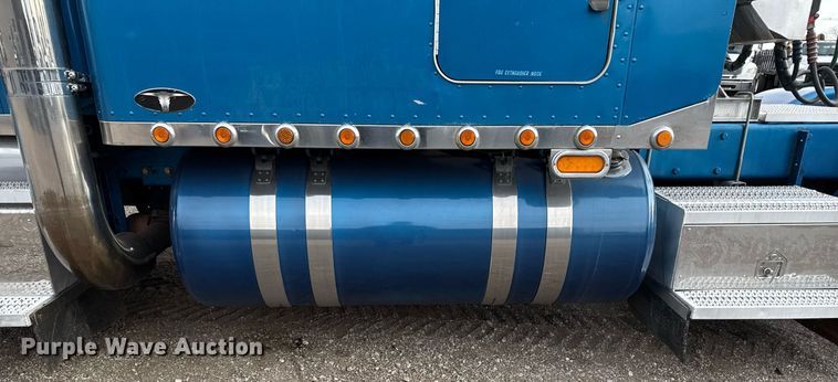 image for item EG5676 2011 Peterbilt 389 semi truck