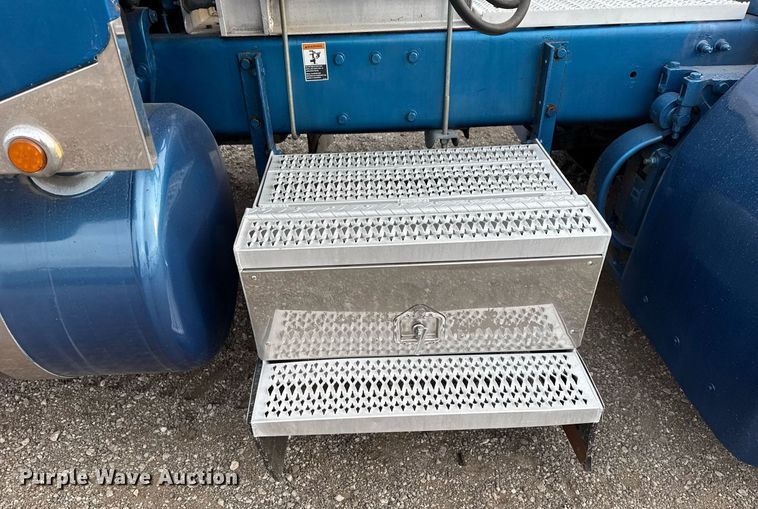 image for item EG5676 2011 Peterbilt 389 semi truck