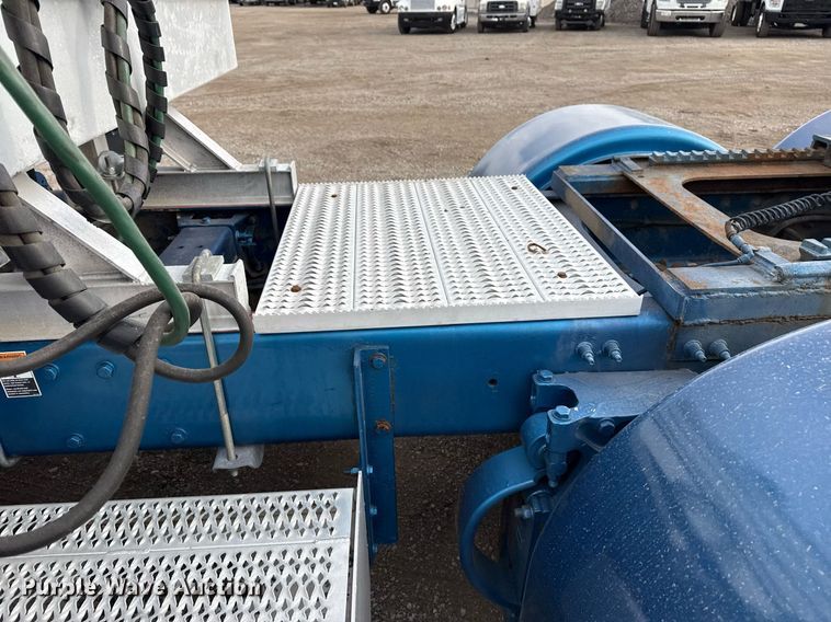 image for item EG5676 2011 Peterbilt 389 semi truck