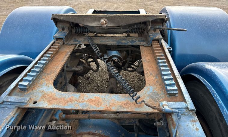 image for item EG5676 2011 Peterbilt 389 semi truck