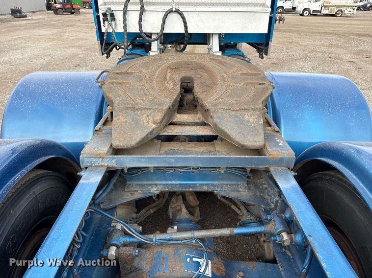 image for item EG5676 2011 Peterbilt 389 semi truck