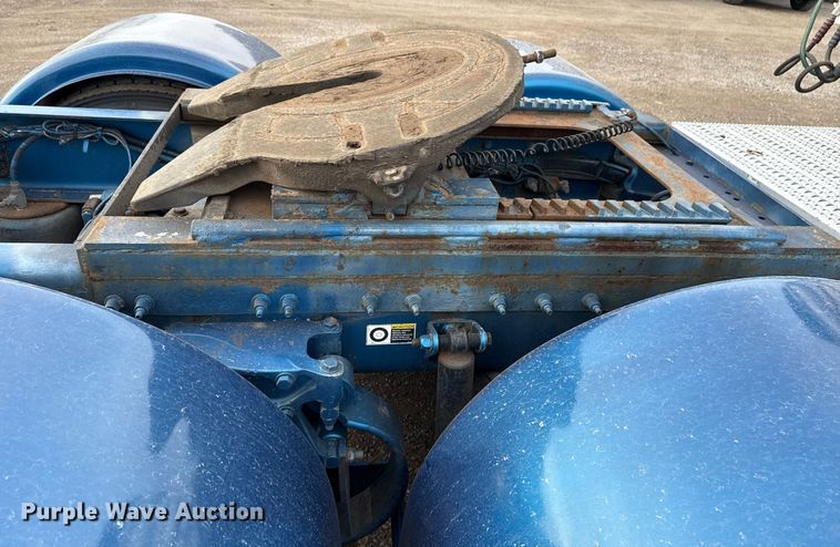 image for item EG5676 2011 Peterbilt 389 semi truck