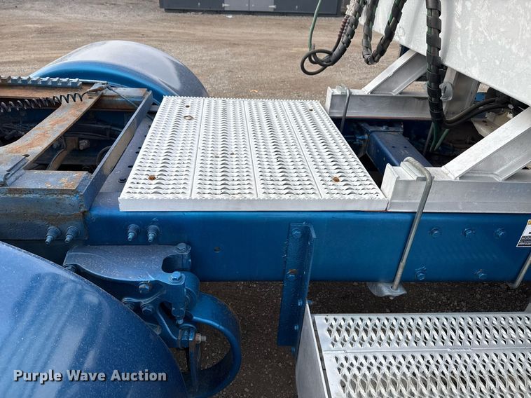 image for item EG5676 2011 Peterbilt 389 semi truck